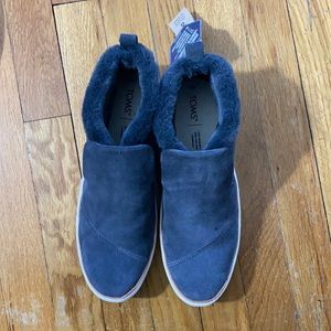 Tom’s Paxton - water resistant- slip ons - grey suede, fur lined size 9 women’s